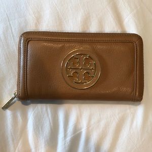 tory burch tan wallet